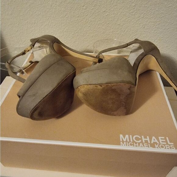 Michael Kors BRAYSON T STRAP Mushroom Suede Peep-Toe Heels Tan - Picture 9 of 12